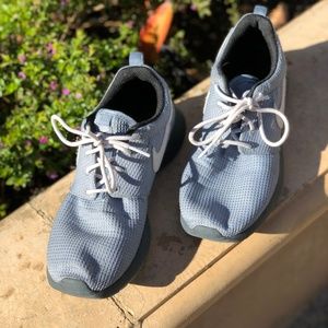 Nike Roshe Run in Gray (Fits Size 6)